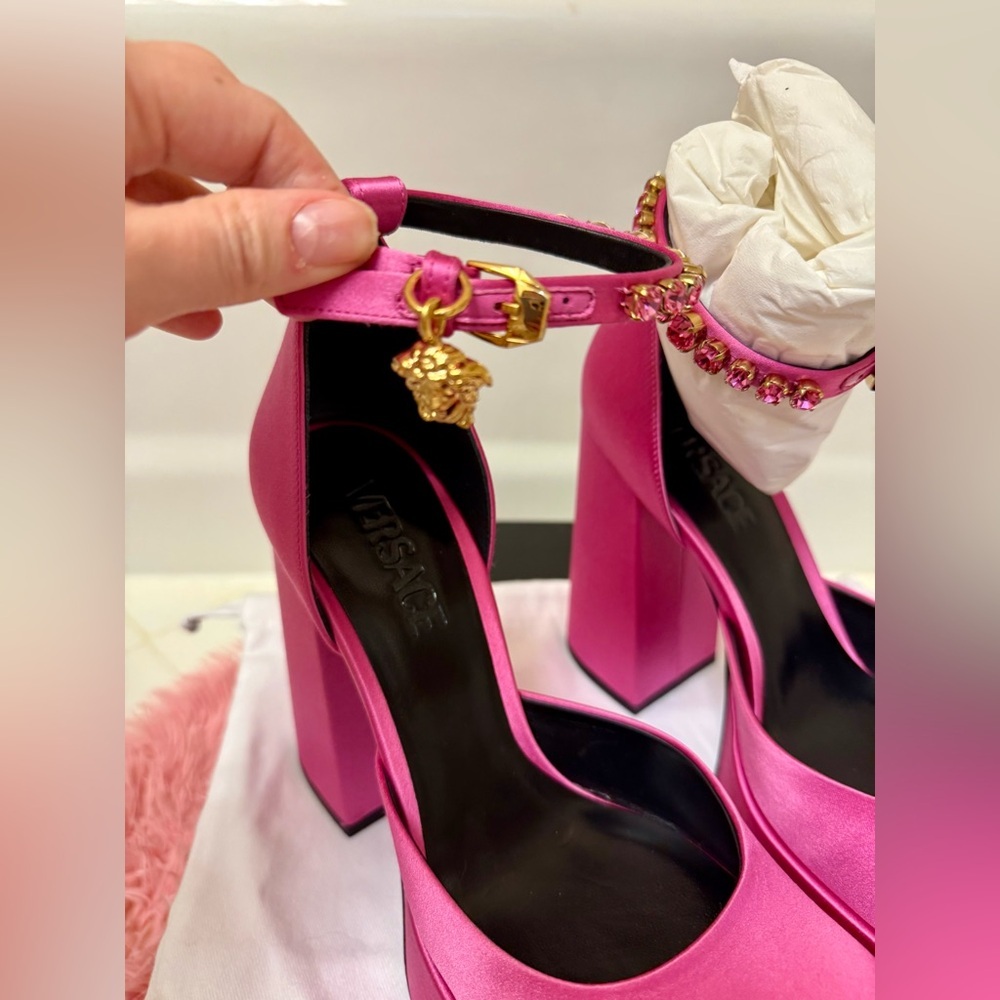 SOLD NWT VERSACE Barbie Medusa Satin D’Orsay Platform Pumps Pink 38/US 7.5 - Picture 5 of 13